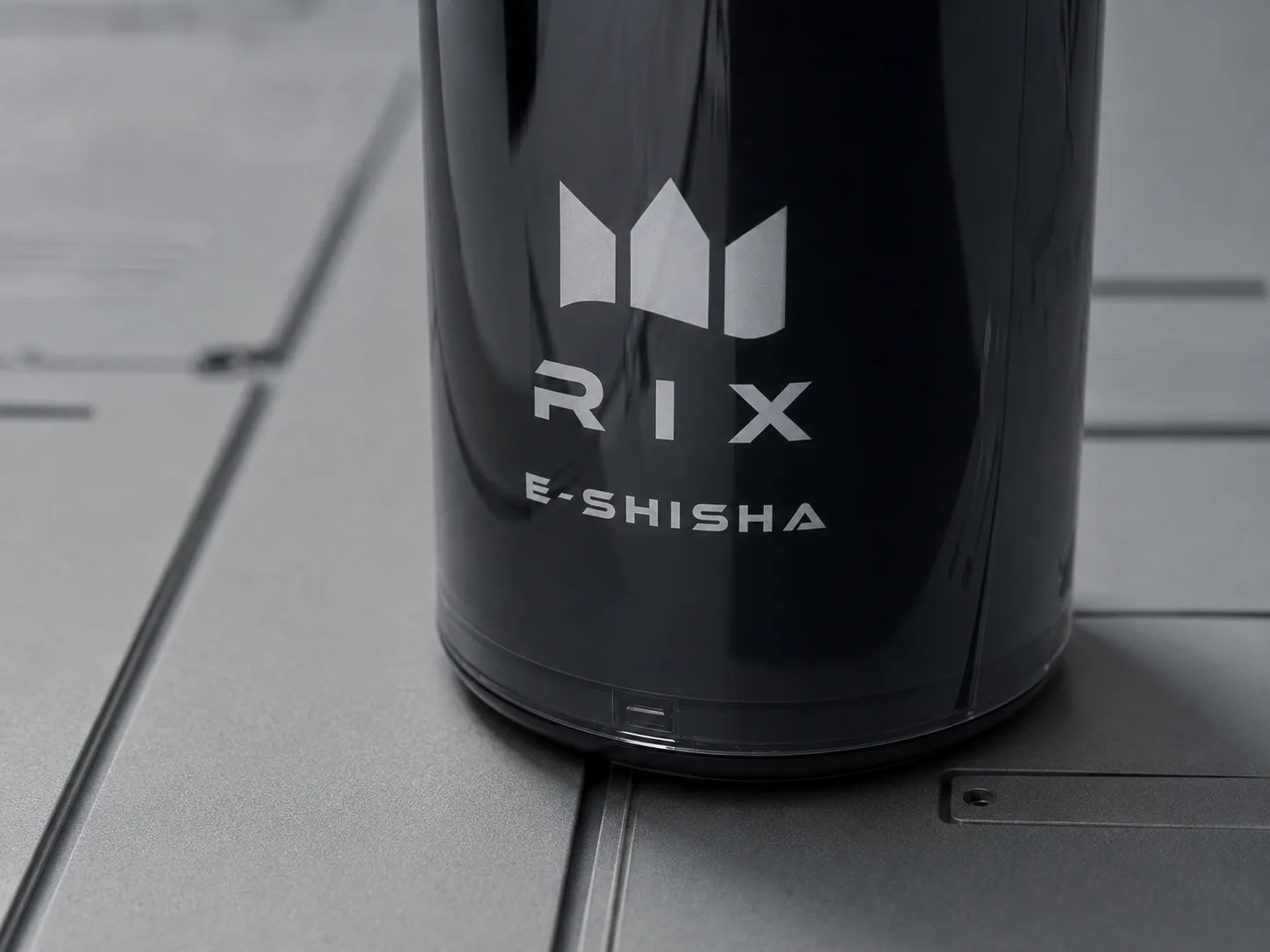 光沢ブラックの外装にプリントされたRIXロゴ