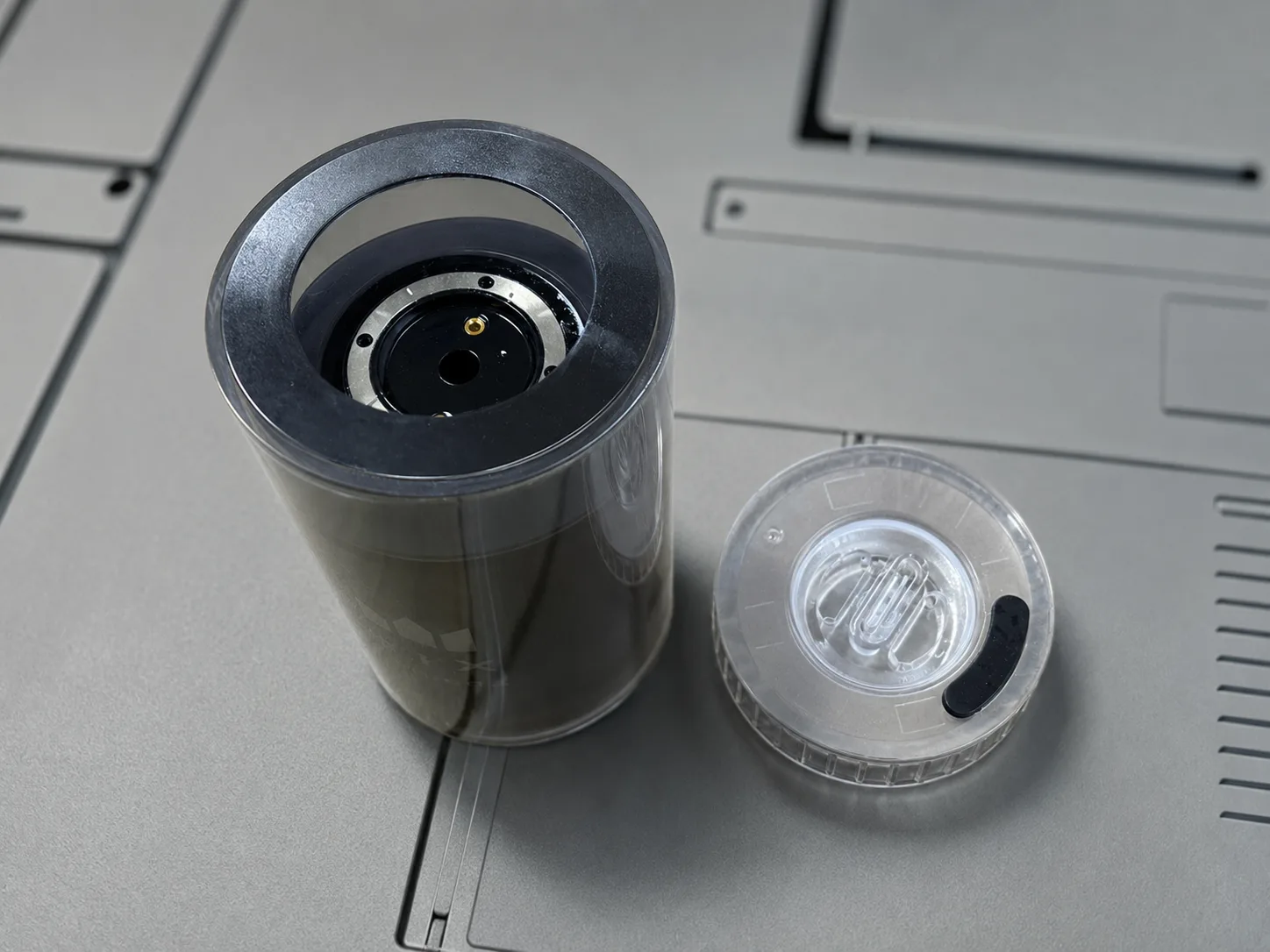 RIX上部の透明チャンバー内に見えるPOD受けとゴールドの接点